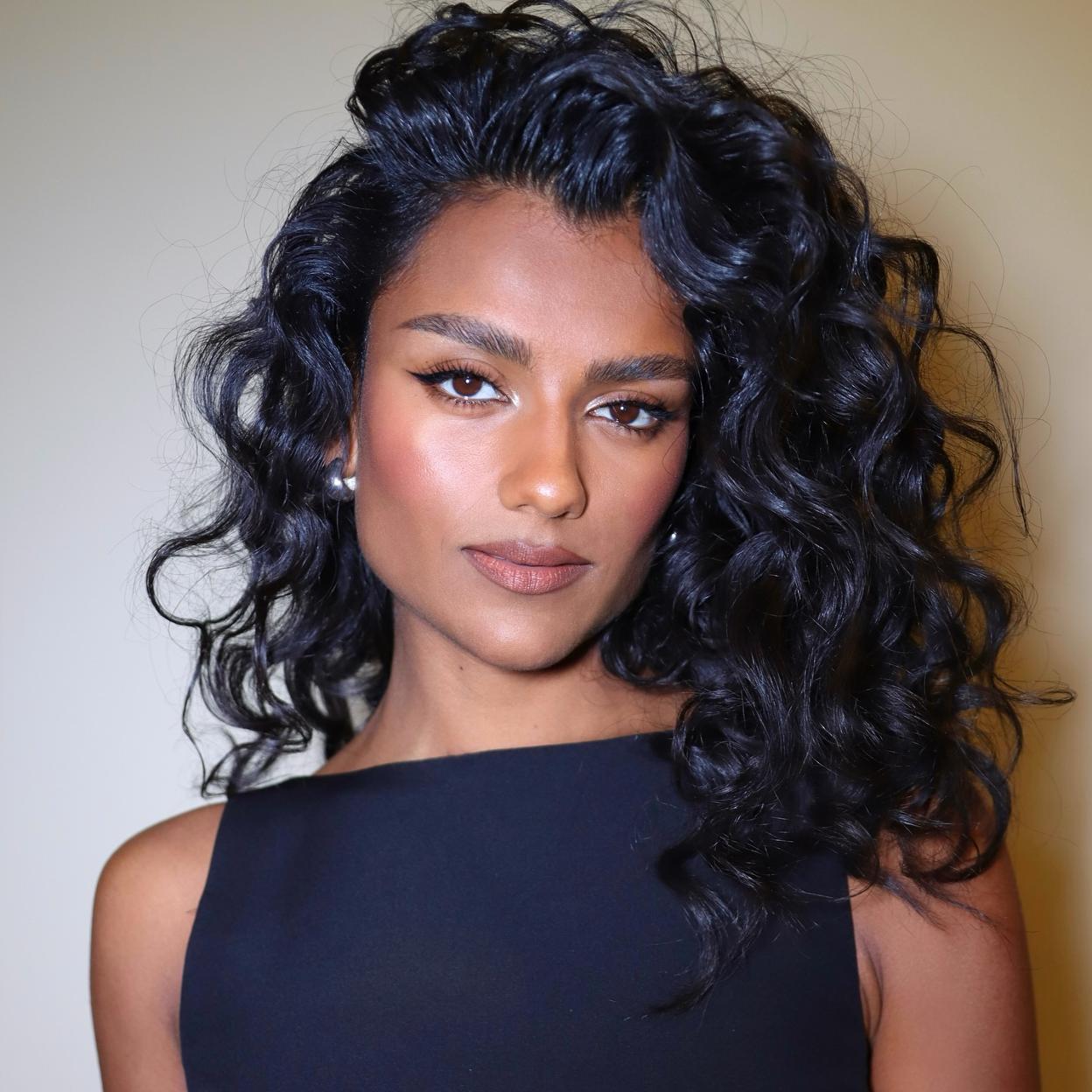 Simone Ashley con el pelo rizado.