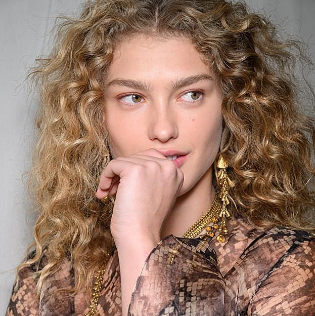 He encontrado el champú perfecto para el pelo rizado: deja el pelo hidratado, suave, con mucho brillo y elimina el frizz