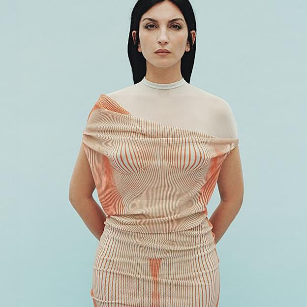 La Tania con vestido trampantojo con doble escote asimétrico y cuello caja, de Jean Paul Gaultier.