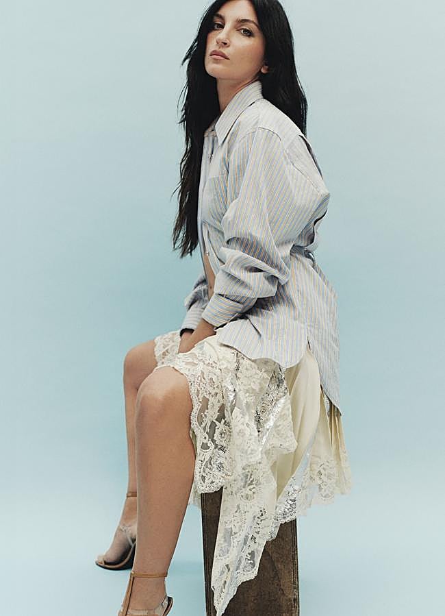 Imagen - Camisa con raya diplomática, falda asimétrica de encaje y sandalias con doble pulsera, todo de Rabanne. FOTOGRAFÍA: ENANEI / ESTILISMO: GERVASIO PÉREZ
