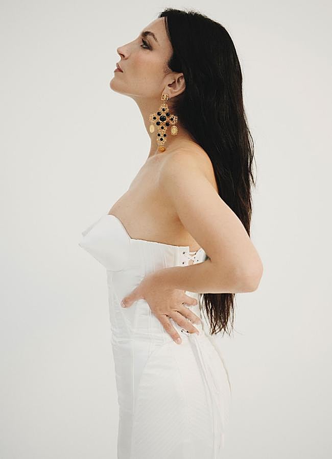 Imagen - La Tania lleva vestido palabra de honor con cierre de corsé a la espalda y pendientes, ambos de Dolce & Gabbana. FOTOGRAFÍA: ENANEI / ESTILISMO: GERVASIO PÉREZ