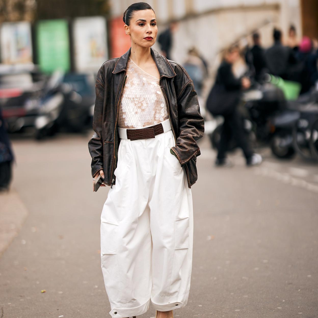 Mujer con pantalones cargo