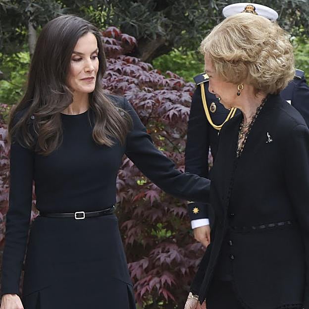 La reina Letizia repite su vestido de Carolina Herrera para funerales con zapatos destalonados en el homenaje al papa Francisco