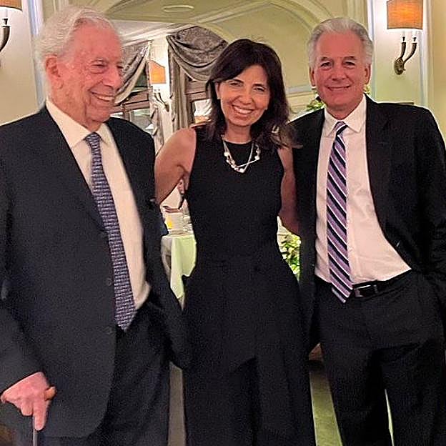 Mario Vargas Llosa, con su hijo, Álvaro, y la ahora ex novia de su primogénito. 