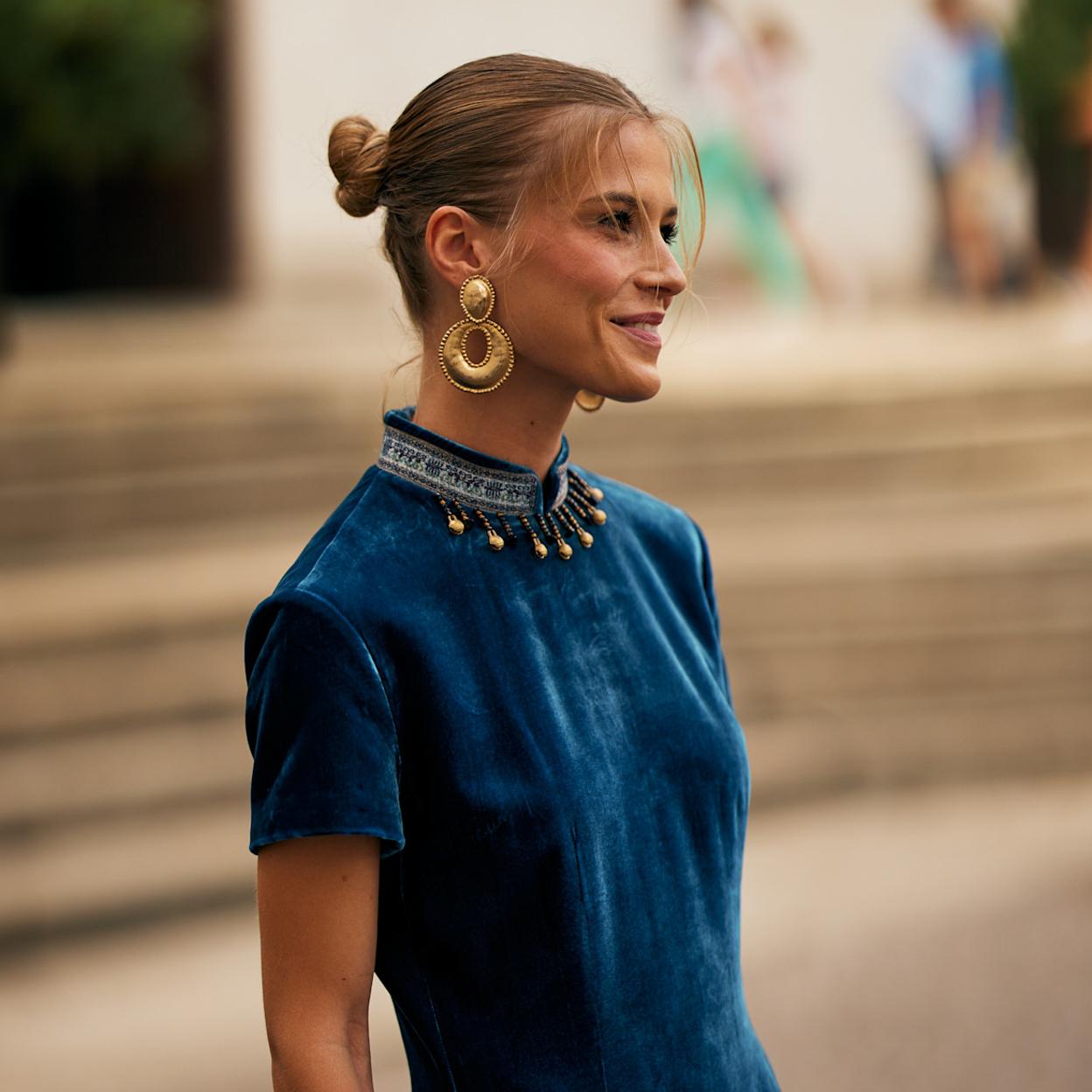 Mujer con el cabello recogido.