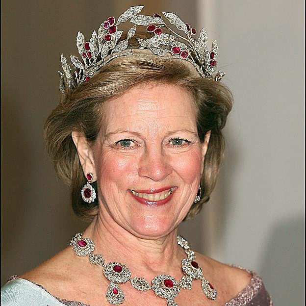 Ana María de Grecia con la parure de rubíes. 