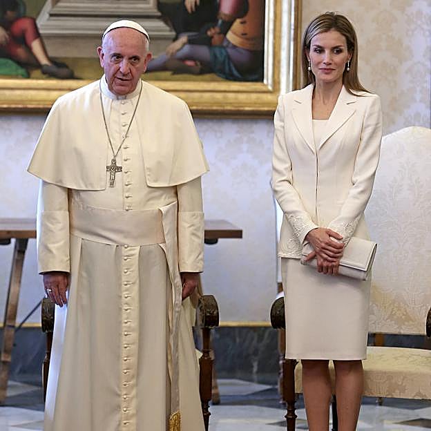 Doña Letizia junto al papa Francisco en el Vaticano. 