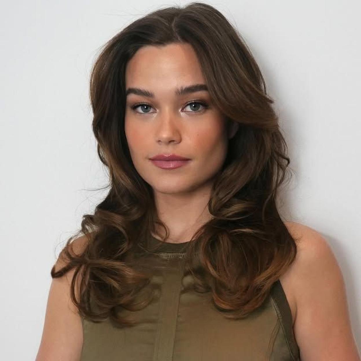 Sarah Catherine Hook con pelo voluminoso