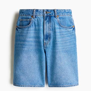 Imagen secundaria 1 - Drawstring poplin strap top de H&M (19,99€)/ Bermudas en denim de H&M (22,99€)/ Botas cowboy altas arena con bordado y tacón de Bosanova (59,95€)
