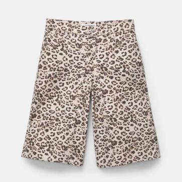 Imagen secundaria 1 - Camiseta gráfico Homemade Sweets de Pull and Bear (9,99€)/ Jorts baggy leopardo (29,99€)/ Botas altas de mujer con detalle de hebillas en el talón de Mustang (69,95€)