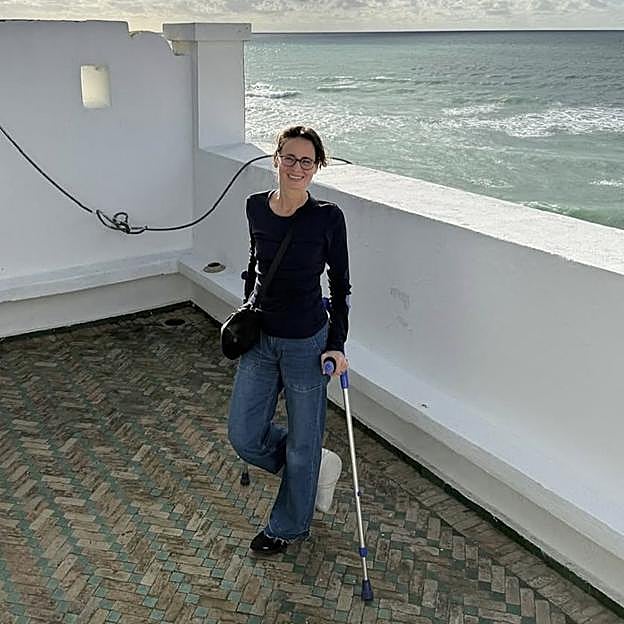 Laurence Debray compartió en Instagram una fotografía de sus vacaciones en Tánger: acudió con un pie escayolado. 