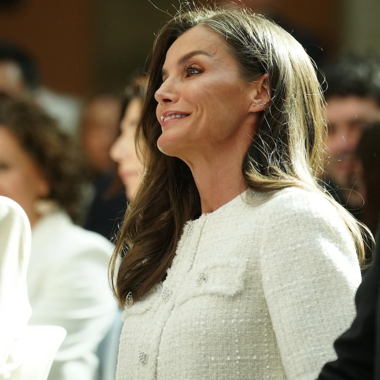 La reina Letizia con una chaqueta blanca de tweed.