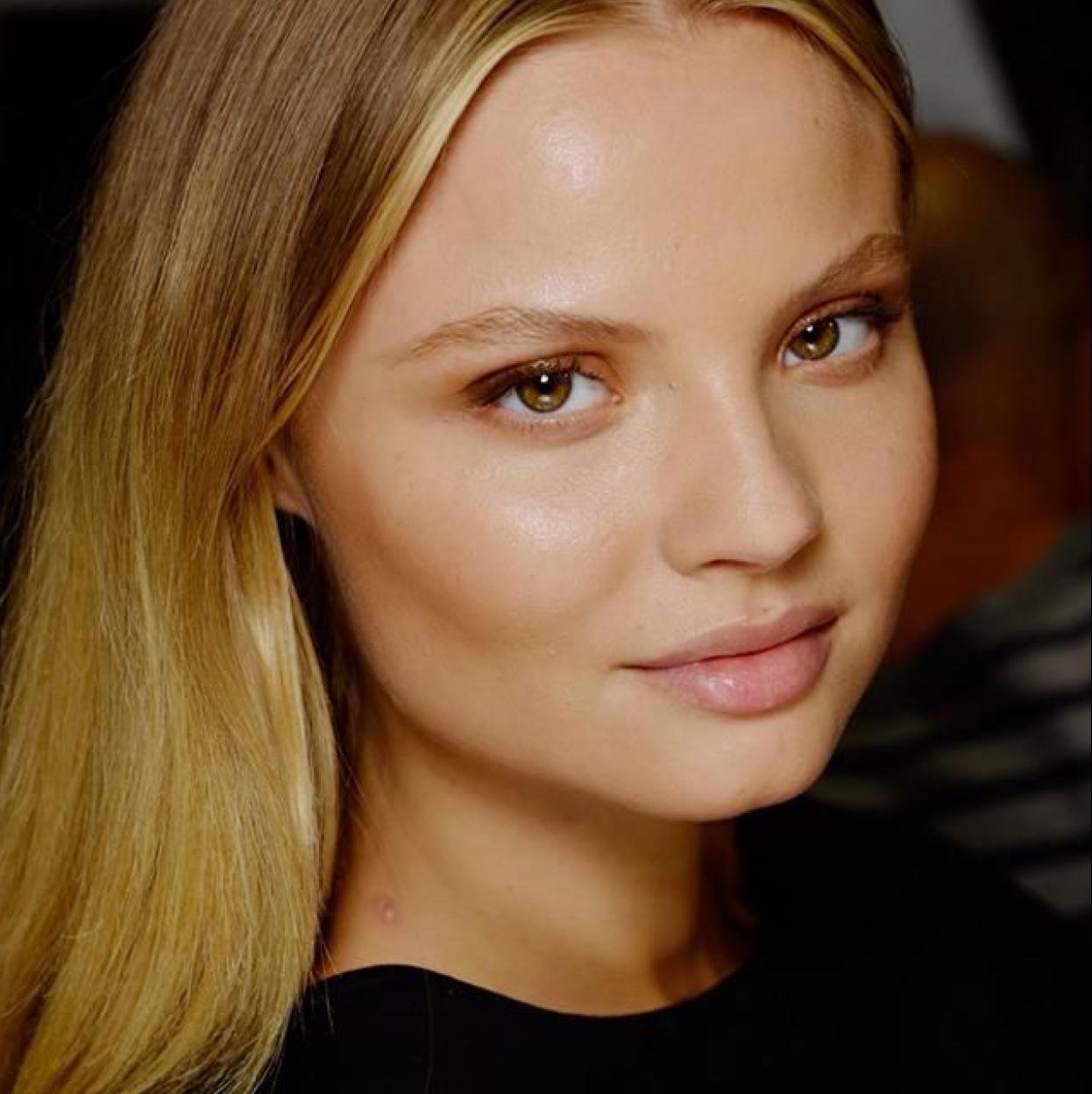 Modelo con piel rellena y tersa