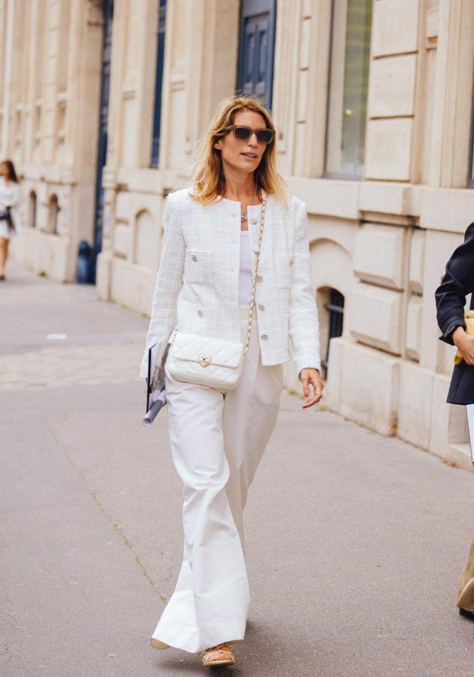 Las mujeres mayores de 50 apuestan por los vaqueros anchos para ir cómodas y vestir bien a diario