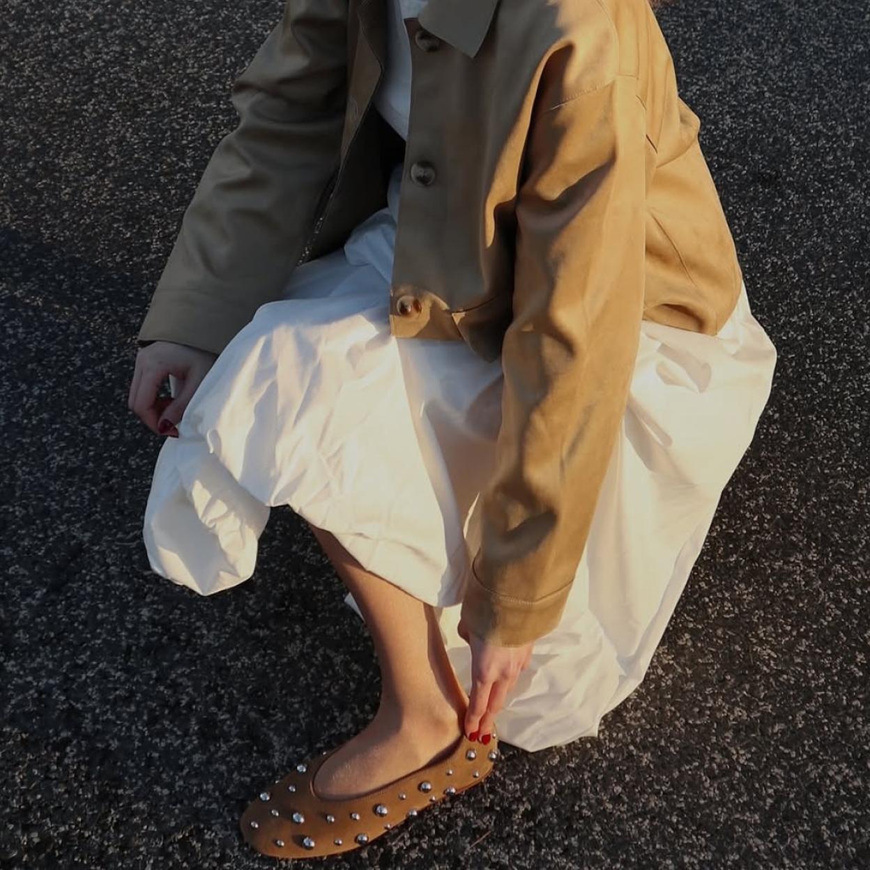 Un look con bailarinas con tachuelas.