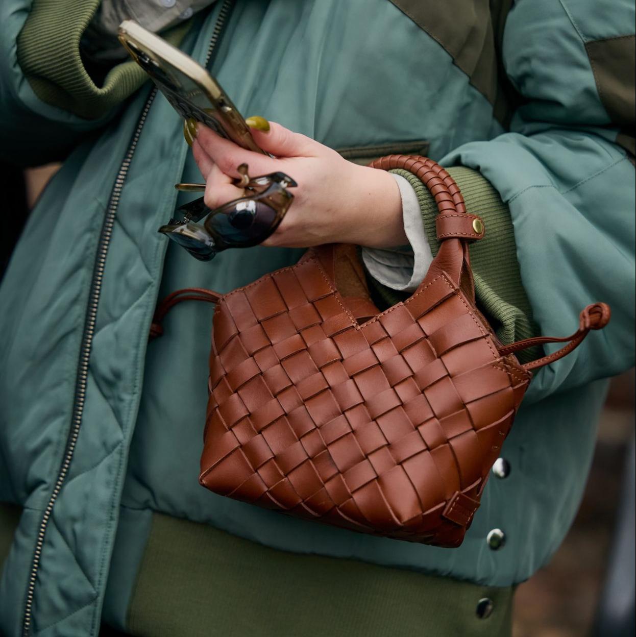 Un bolso trenzado en el street style.
