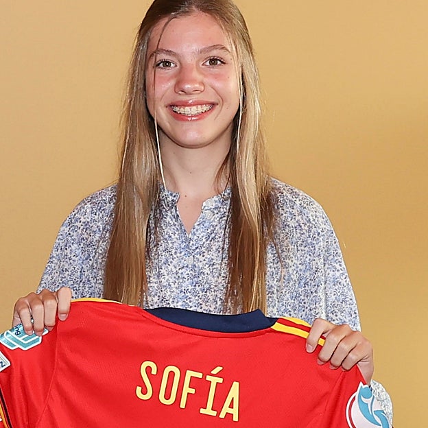 La infanta con una camiseta de la Selección. 