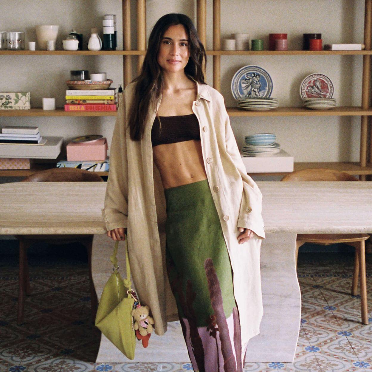 Los vestidos de colores más bonitos, las bailarinas que te resolverán los primeros looks de primavera y otros básicos totalmente imprescindibles, que llevarás durante los próximos días de entretiempo.