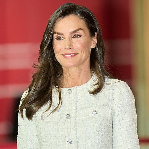 Zara tiene baratísima la chaqueta viral de la reina Letizia: la copia low cost de la blazer de manga corta que todas quieren