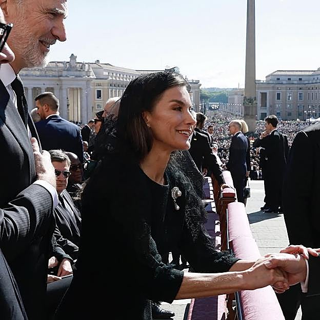 Lo que no se vio de Letizia en el funeral del papa Francisco: la polémica por las gafas de sol, el saludo cariñoso a Melania y el milagro que todos rumoreaban