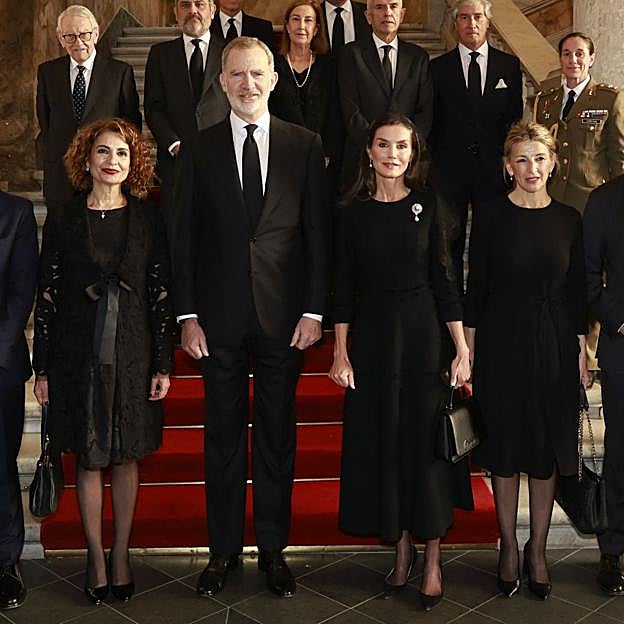 Felipe VI y Letizia junto a las vicepresidentas María Jesús Montero y Yolanda Díaz,
