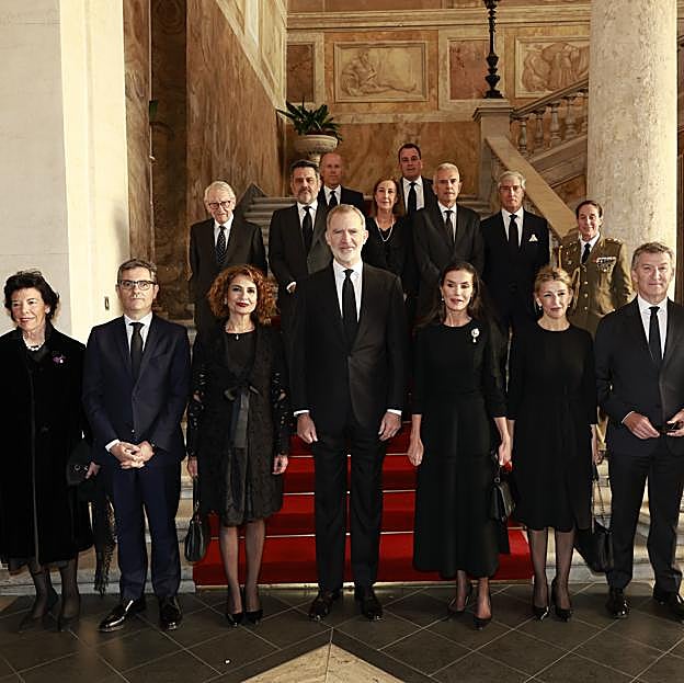 María Jesús Montero con el resto de la delegación española antes de la misa funeral del papa Francisco.