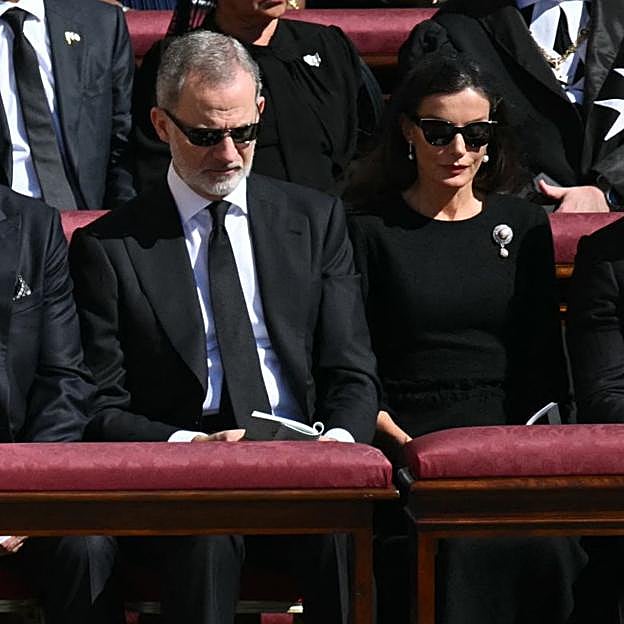 La reina Letizia lleva unas gafas de sol de Hugo Boss repetidas.