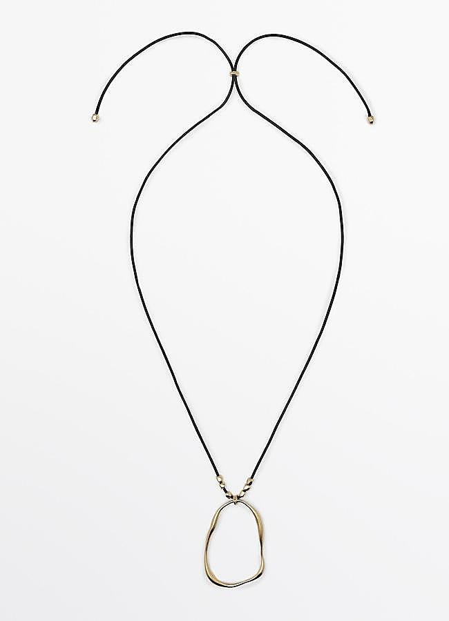 Imagen - Cuerda con charm ovalado de Massimo Dutti, 49,95 euros.
