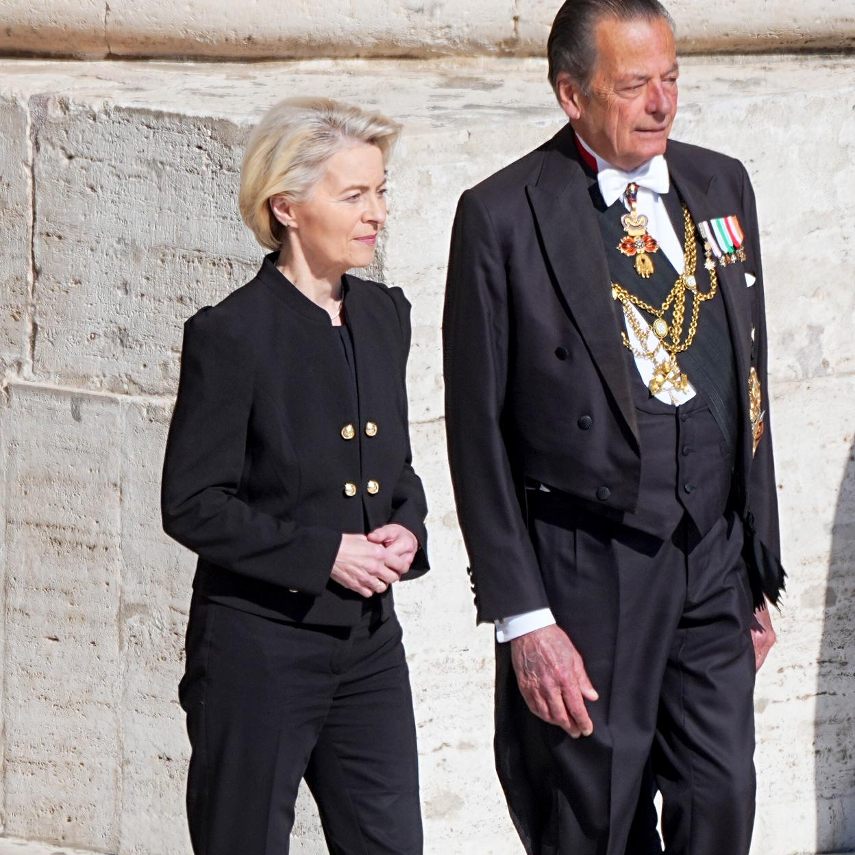 Ursula von der Leyen acudió al funerla con un espectacular traje de chaqueta.