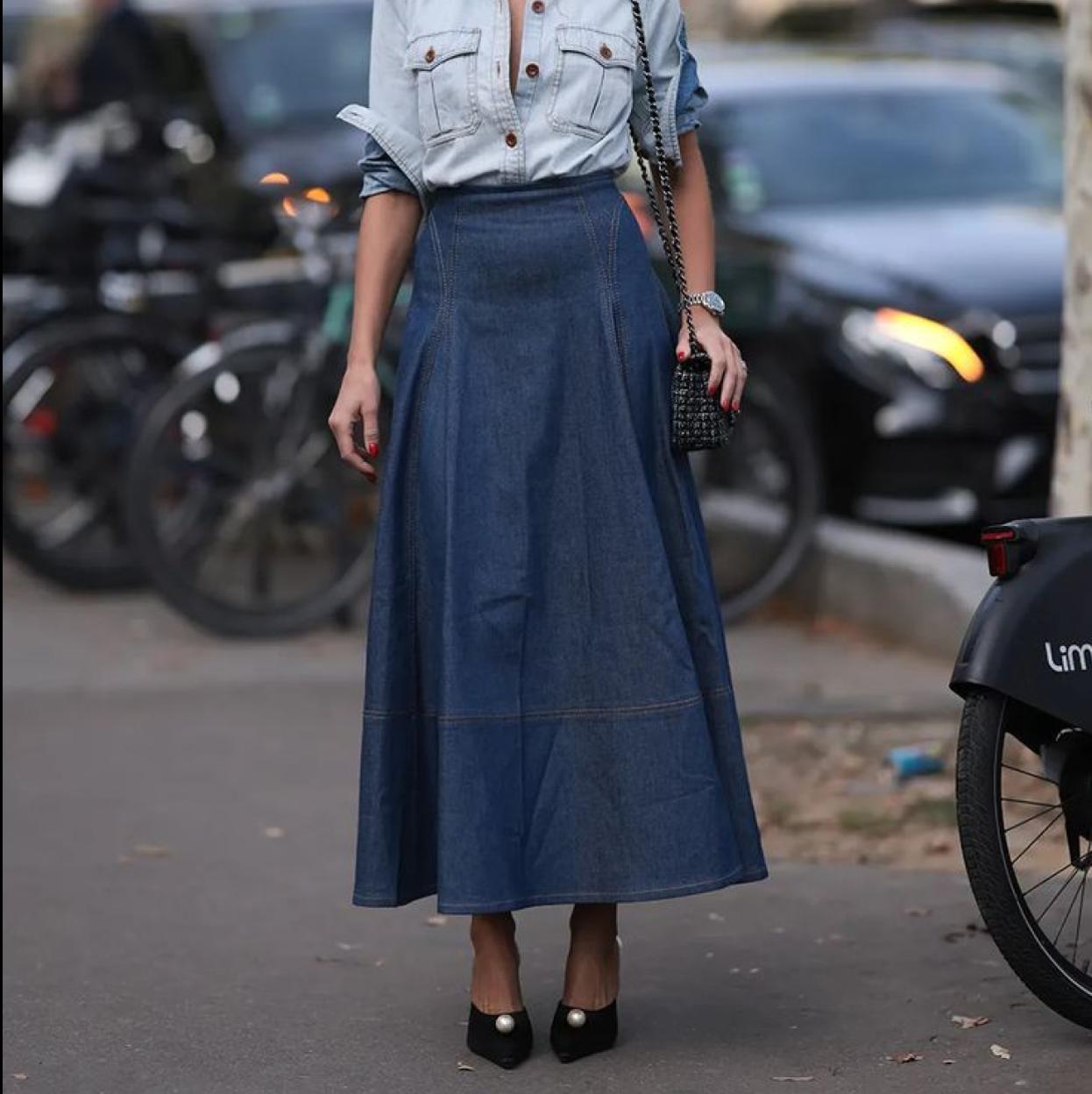 Influencer con falda vaquera