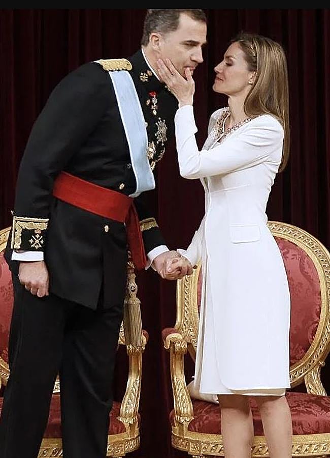 Imagen - La reina Letizia besa al rey Felipe en día de su proclamación. (Gtres)