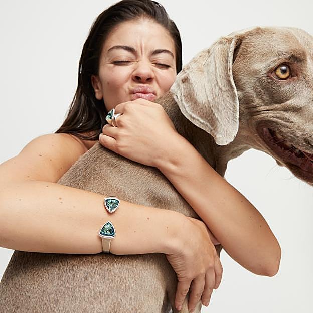 Pulsera rígida de UNOde50 bañada en plata de ley con dos cristales facetados verdes. (189 euros).