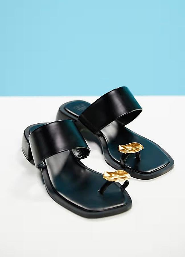 Imagen - Sandalias mules con adorno dorado