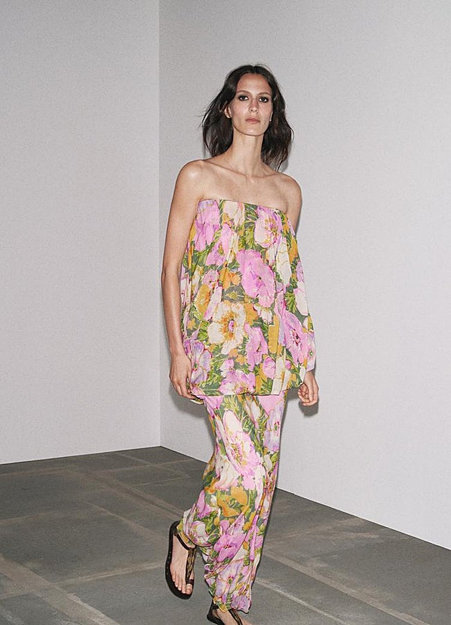 Imagen - Vestido palabra de honor de flores de Zara.