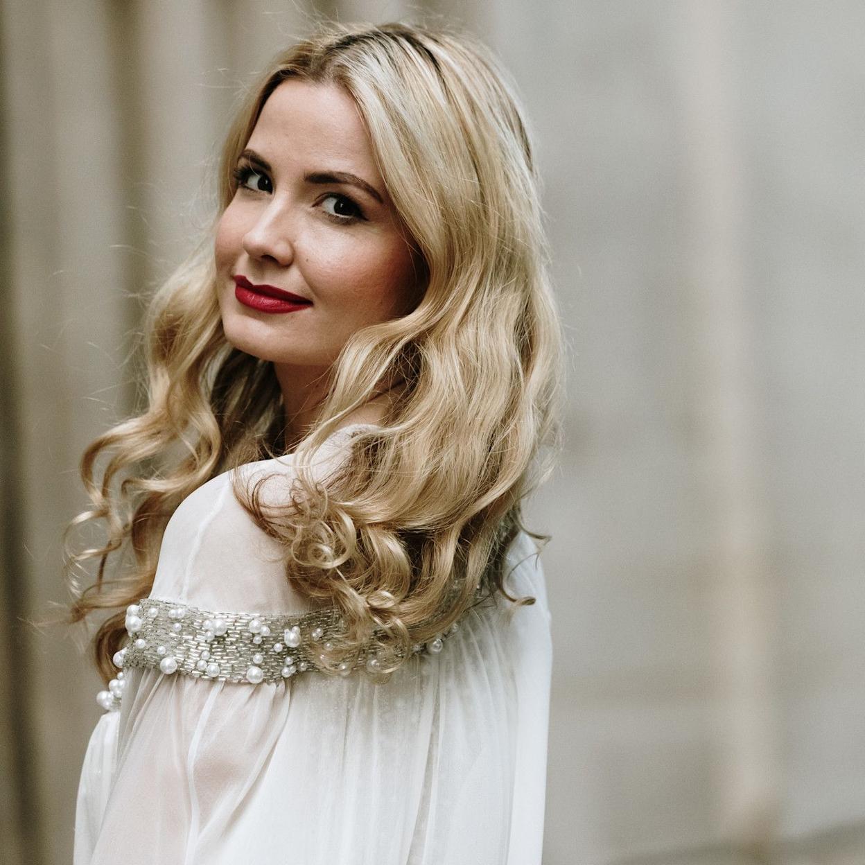 Influencer con cabello teñido