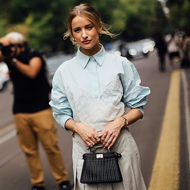 La camisa azul es mi básico favorito de la primavera: las más bonitas de la temporada