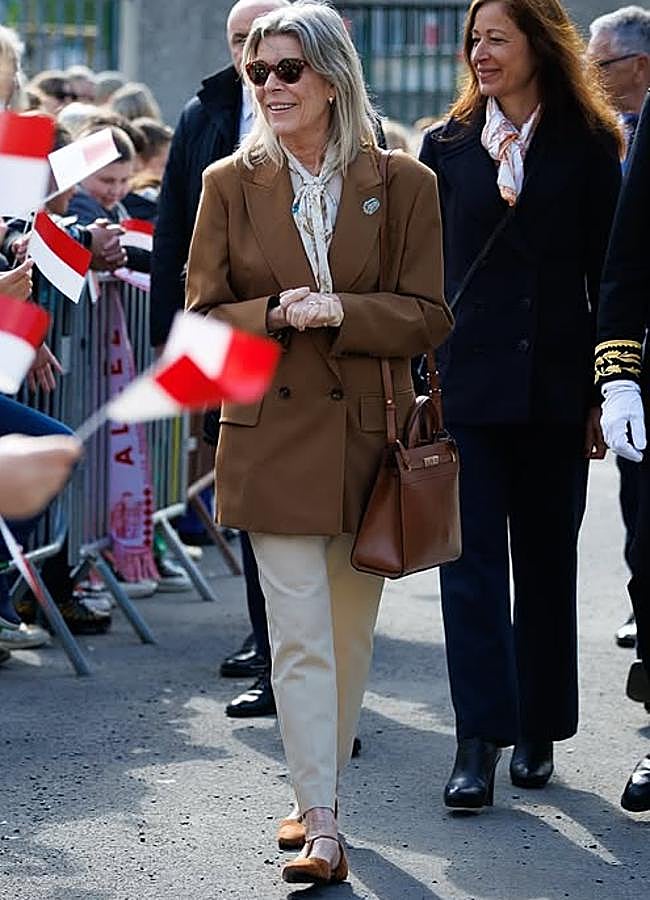 Imagen - Carolina de Mónaco con look en camel y bailarinas de ante. Foto: 