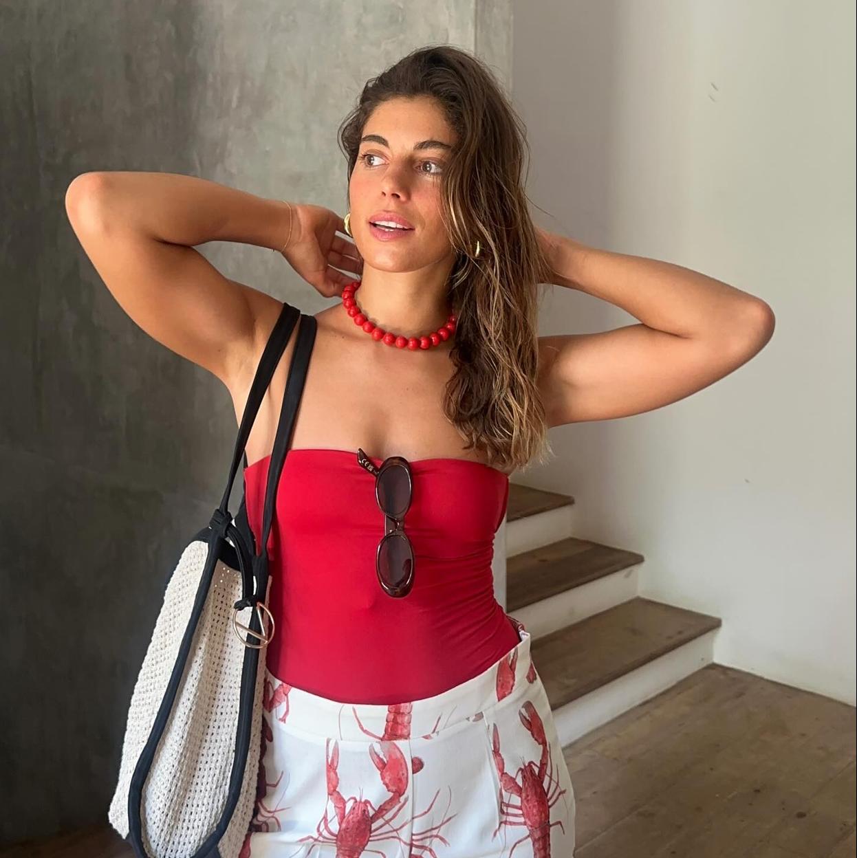 La influencer Sara Baceiredo con un collar de bolas rojo.