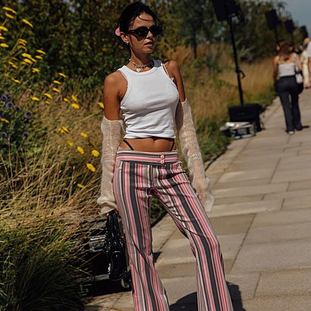 Adiós vaqueros, hola pantalones de rayas: los modelos tendencia que estilizan