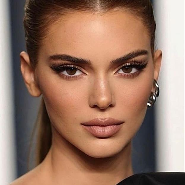 Kendall Jenner con maquillaje foxy eyes efecto lifting