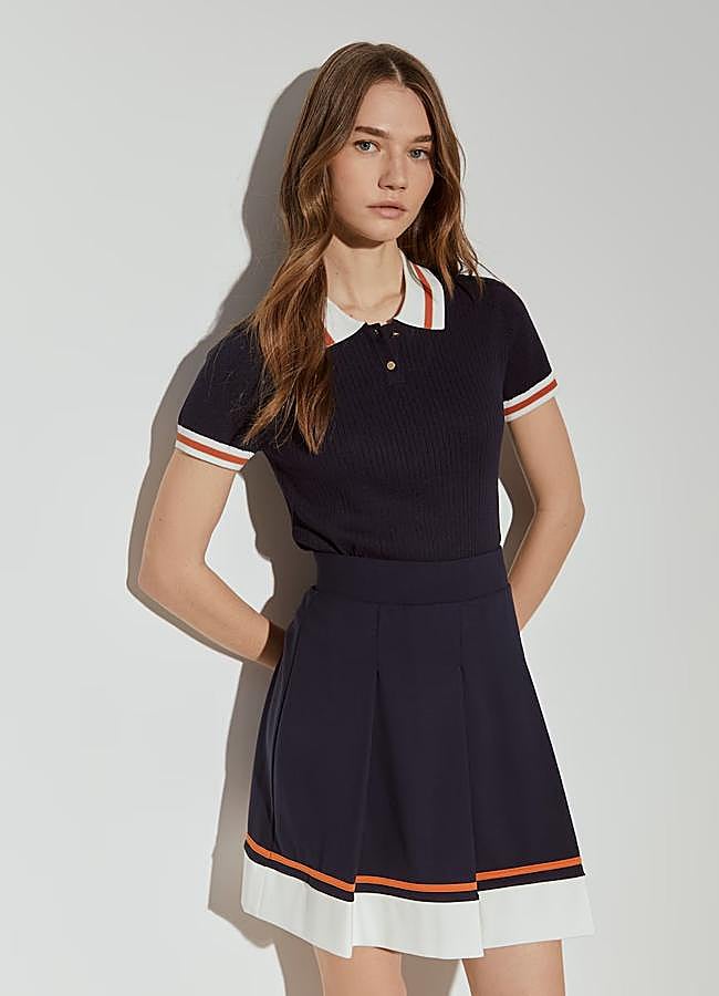 Imagen - Polo de canalé azul marino con rayas en el cuello de Lion of Porches, 79,90 euros.