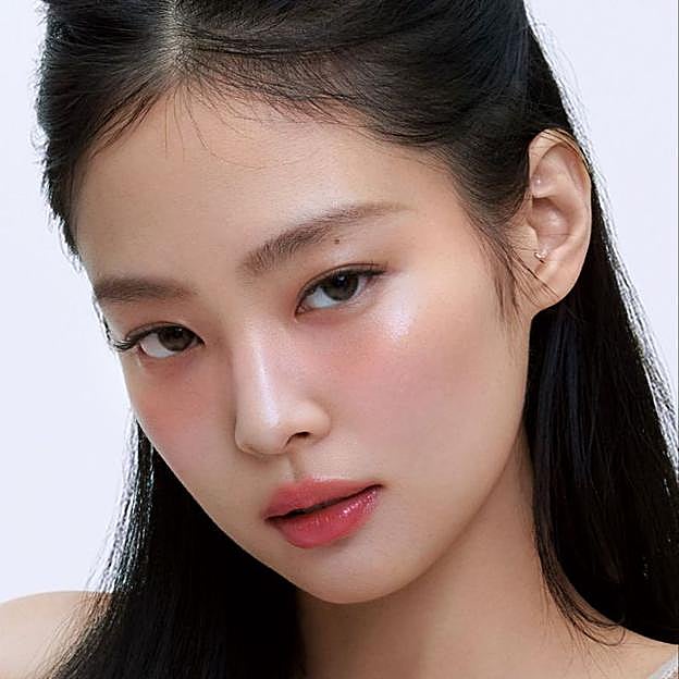 Jennie de Blackpink con maquillaje under eye blush