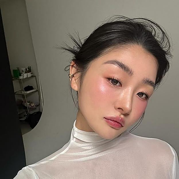 Influencer coreana con tendencia under eye blush