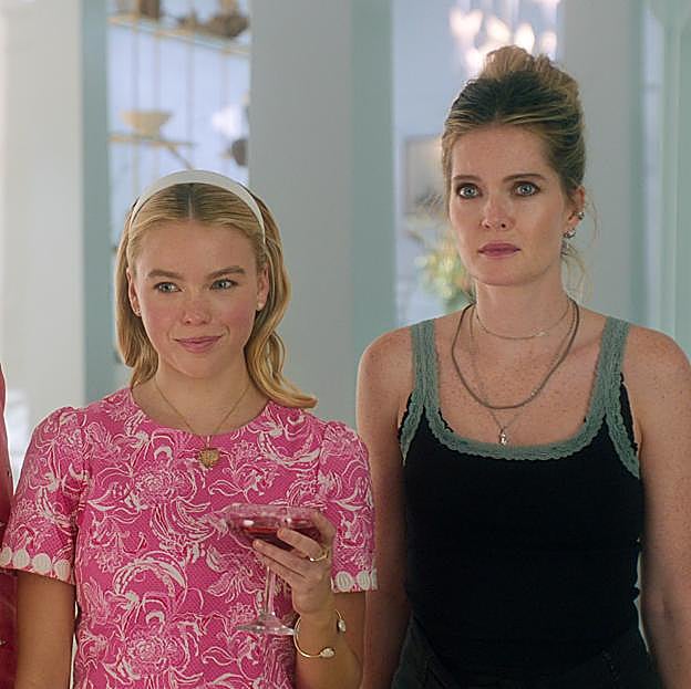 Milly Alcock y Meghann Fahy en una imagen de Sirenas.