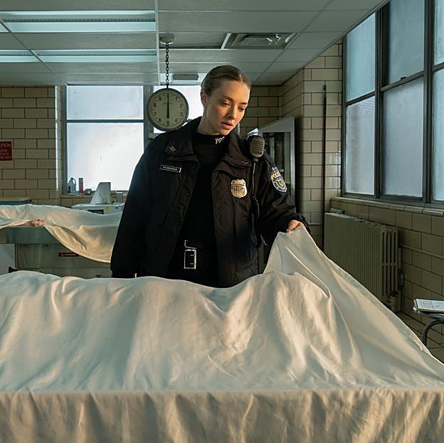 Amanda Seyfried como la agente Mickey en una imagen de la adaptación de la novela El largo río de las almas.