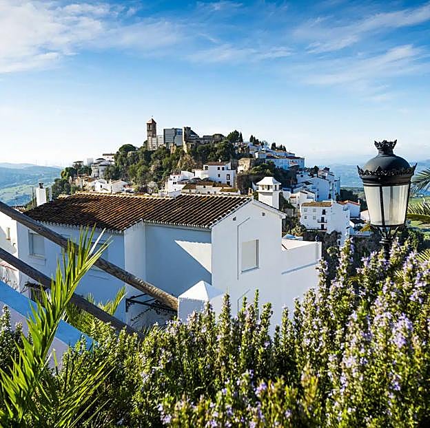 Este pueblo malagueño, fundado por Julio César, es uno de los más bonitos de España: mar, ruinas medievales y baños terapéuticos