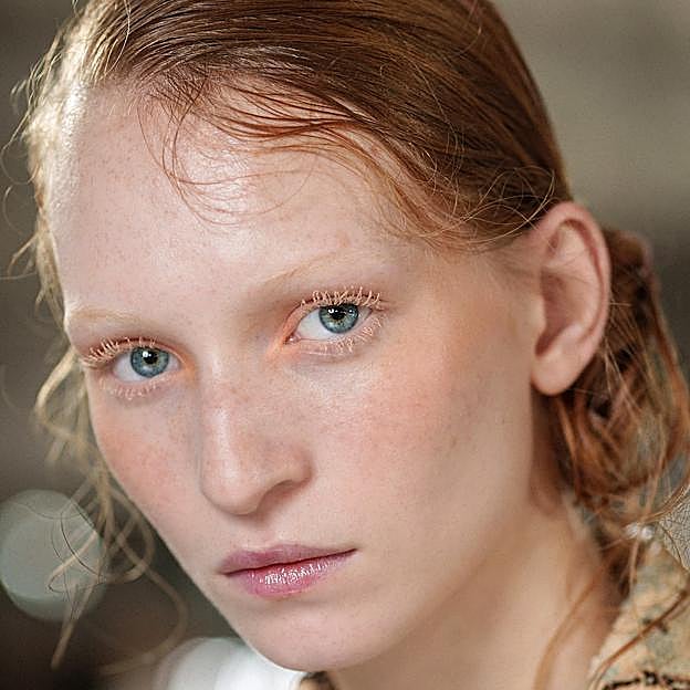 Zara lanza el lápiz perfecto para hacerte unas pecas en el rostro en segundos