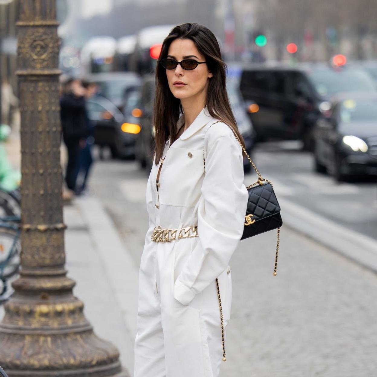 Influencer con mono denim de color blanco.