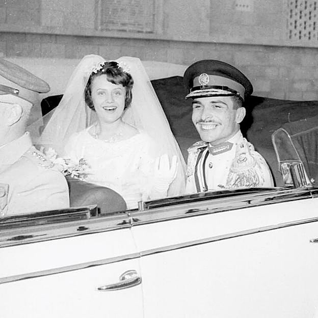 Muna y Hussein de Jordania, el día de su boda. 