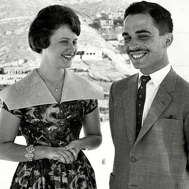 La increíble historia a lo Cenicienta de la princesa Muna de Jordania, la secretaria inglesa que se casó con el rey Hussein